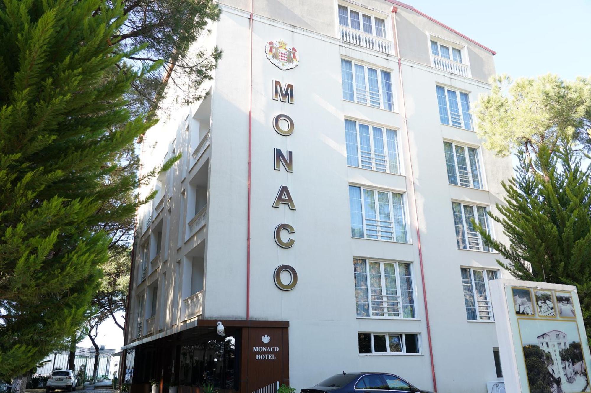 Hotel Monaco & Garden Golem  Exterior photo